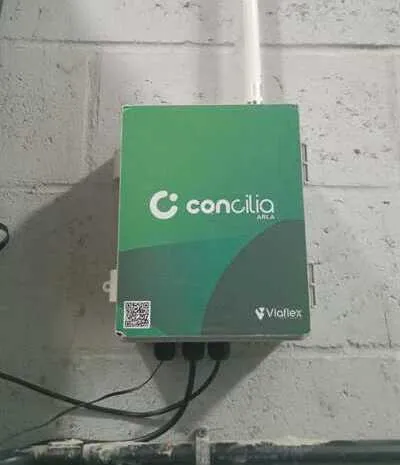 Console PDS fixado na parede para monitoramento operacional no escritório do posto